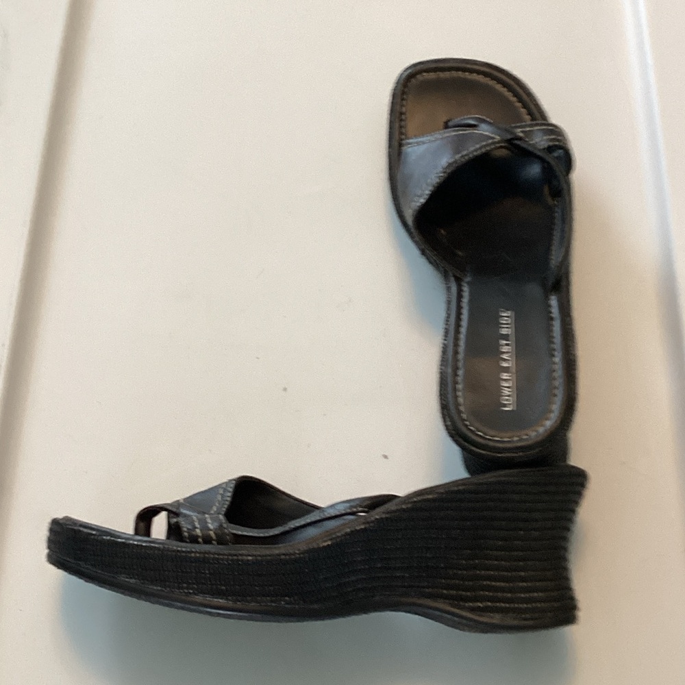 LOWER EAST SIDE Black Women's Slide Sandals with Contrast Stitching - Picture 4 of 6